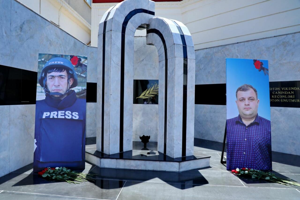 В Баку увековечена память журналистов, подорвавшихся на мине в Кельбаджаре