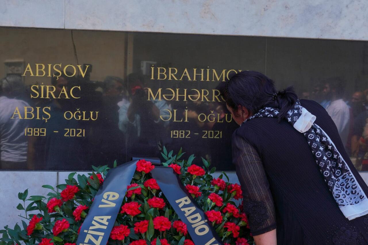 В Баку увековечена память журналистов, подорвавшихся на мине в Кельбаджаре