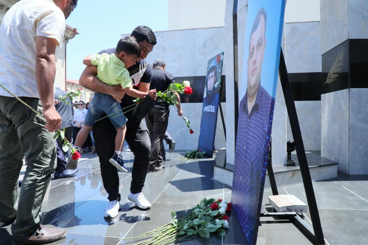 В Баку увековечена память журналистов, подорвавшихся на мине в Кельбаджаре