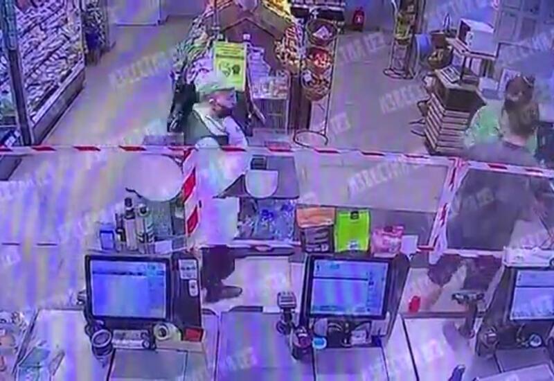 Покупатель избил кассиршу супермаркета бутылкой в Москве