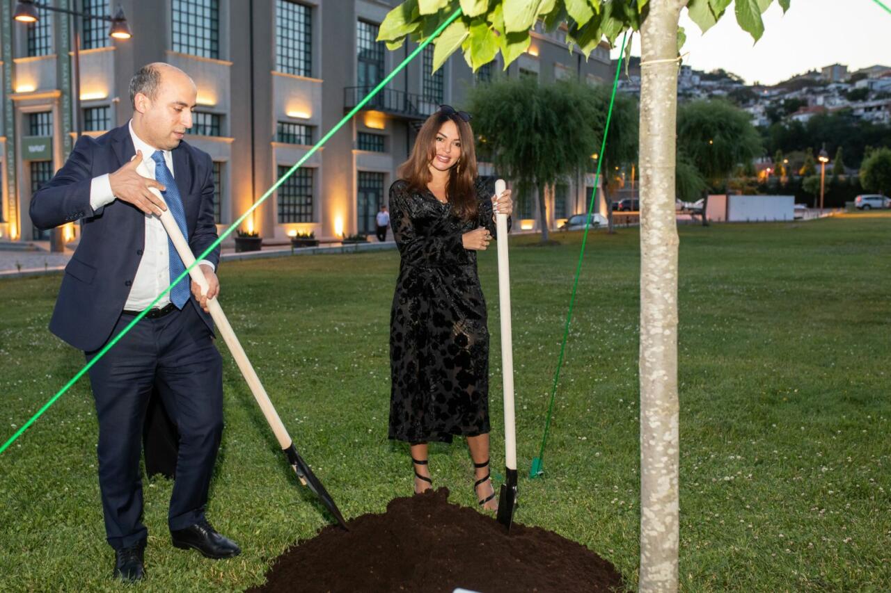 На Бакинском приморском бульваре открылась выставка Reduce, Reuse, Recycle, Respect издательского дома NARGIS