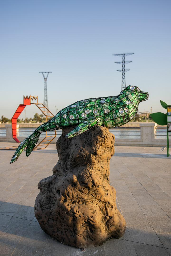 На Бакинском приморском бульваре открылась выставка Reduce, Reuse, Recycle, Respect издательского дома NARGIS