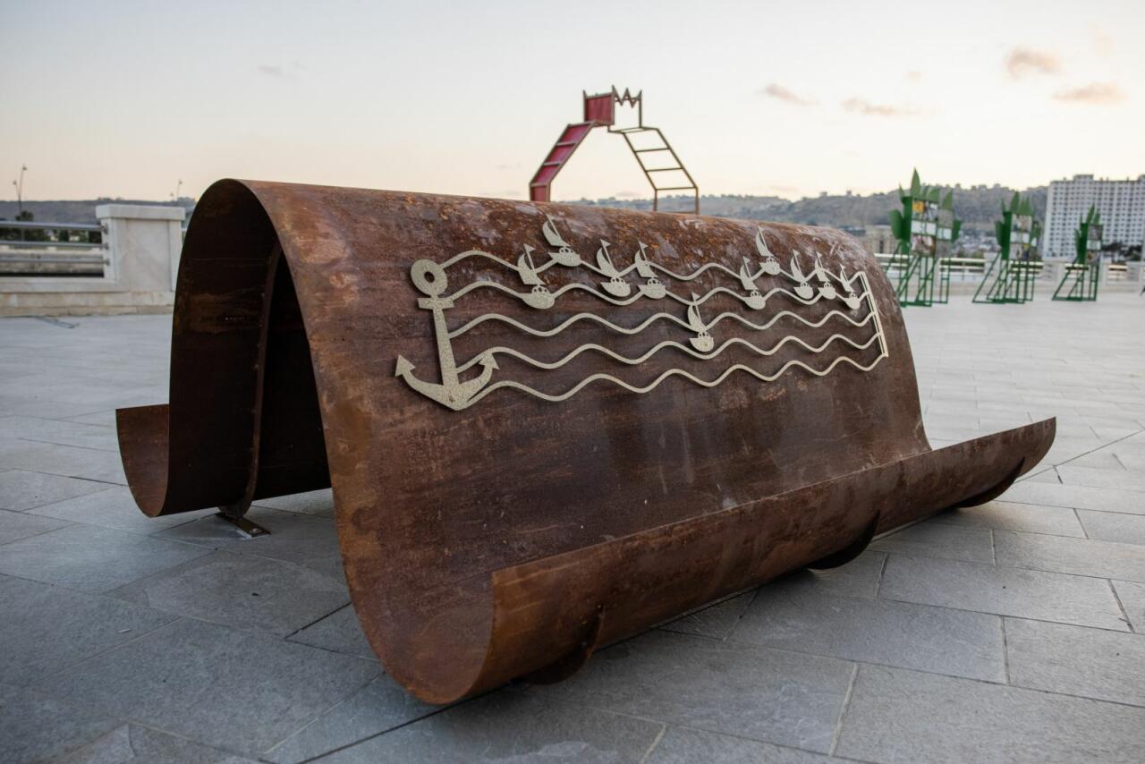 На Бакинском приморском бульваре открылась выставка Reduce, Reuse, Recycle, Respect издательского дома NARGIS