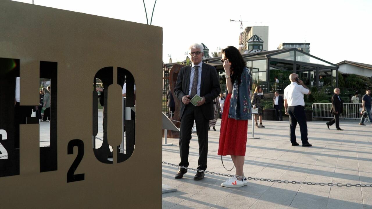 На Бакинском приморском бульваре открылась выставка Reduce, Reuse, Recycle, Respect издательского дома NARGIS