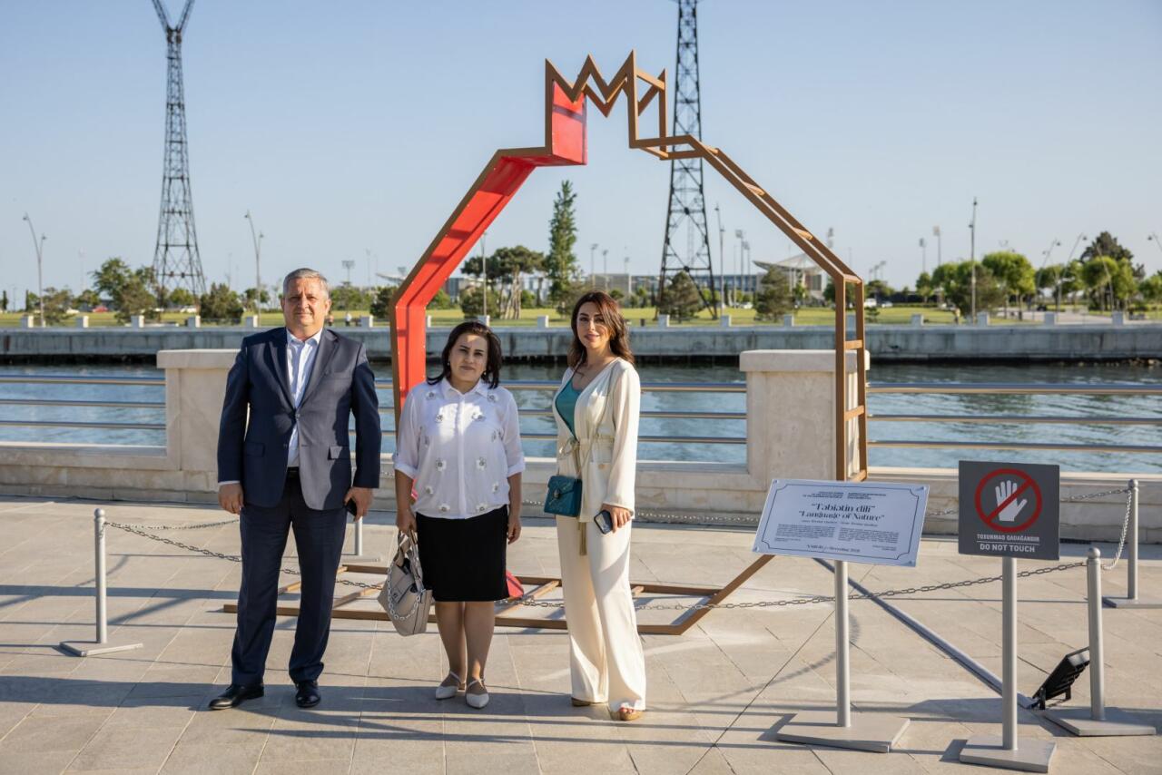 На Бакинском приморском бульваре открылась выставка Reduce, Reuse, Recycle, Respect издательского дома NARGIS