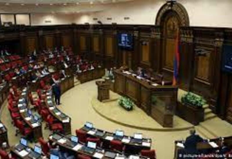 В Армении началось электронное голосование на внеочередных выборах в парламент