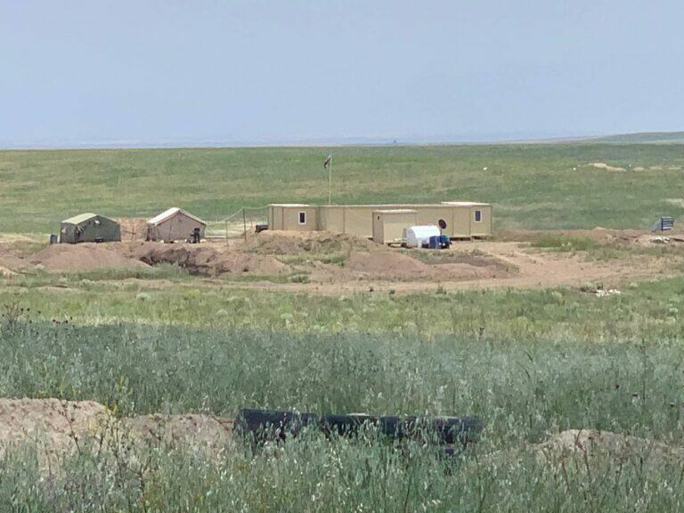 Посты азербайджанской и армянской армии на границе