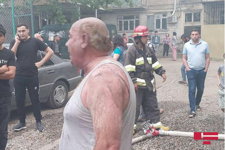 В Гяндже в жилом здании произошел пожар, пострадали трое жильцов