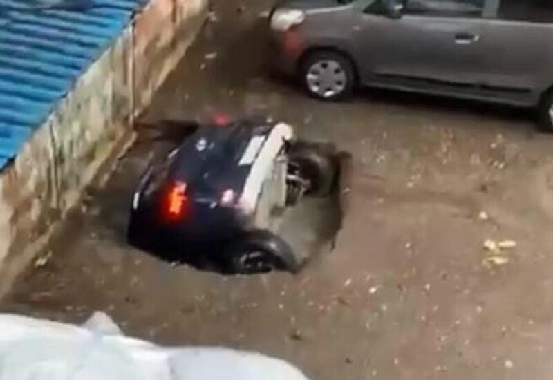 В Индии асфальт целиком проглотил автомобиль