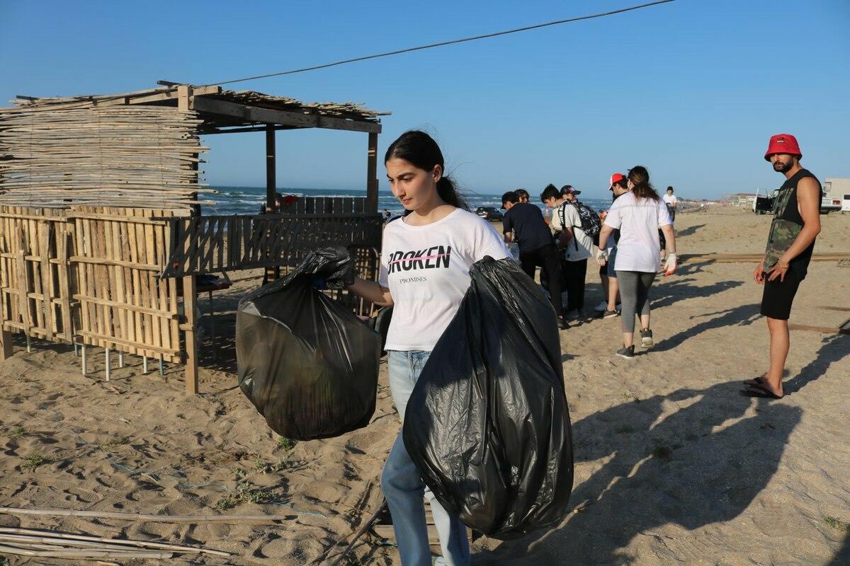В Баку экоактивисты очистили пляж