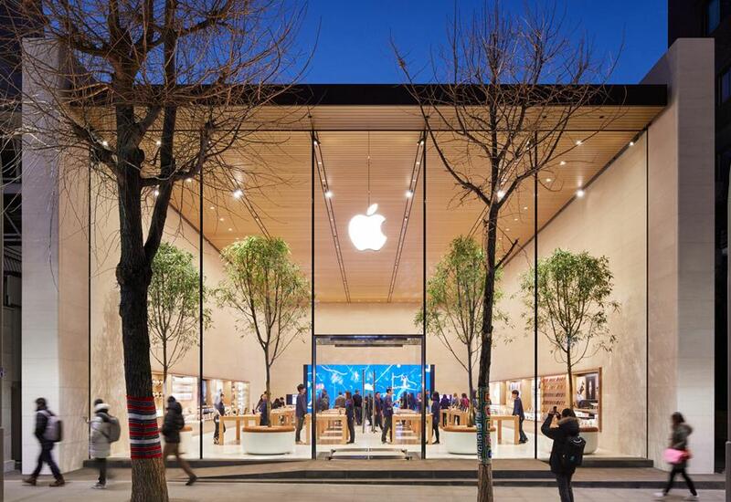 B США привитым посетителям разрешат находиться в магазинах Apple без масок