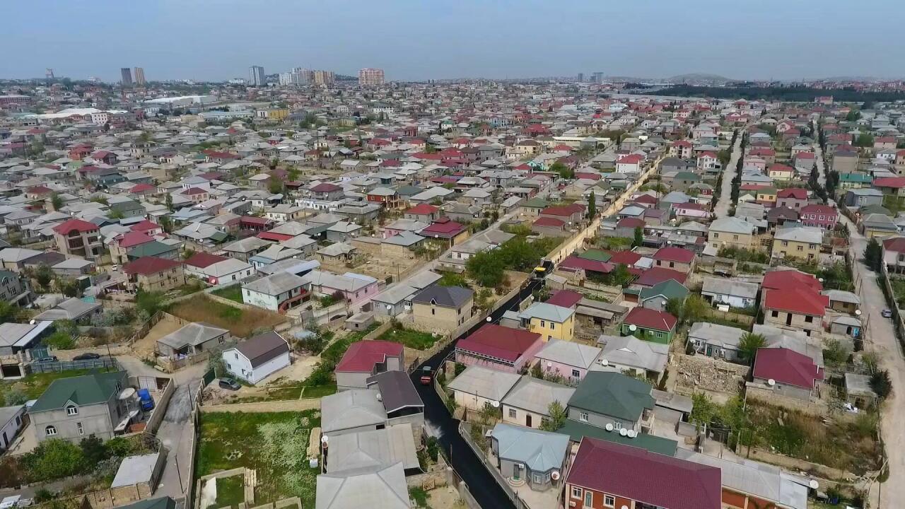 В бакинских поселках продолжается реконструкция дорог