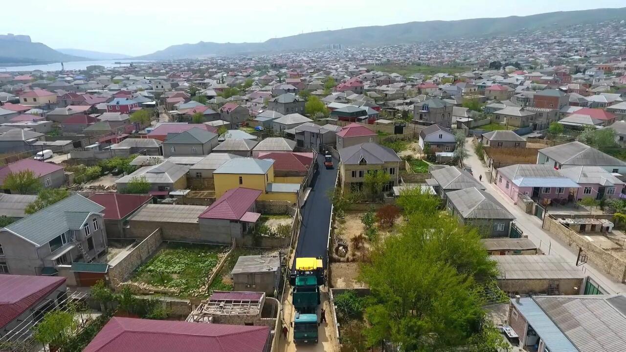 В бакинских поселках продолжается реконструкция дорог