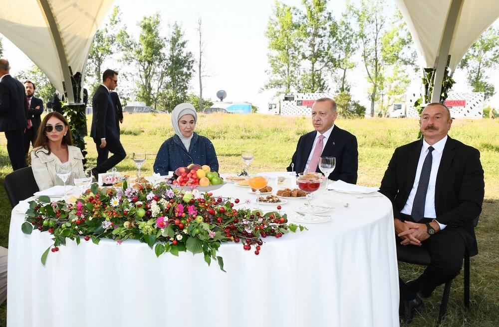 Президенты Ильхам Алиев и Реджеп Тайип Эрдоган с супругами присутствовали на показе композиции "Музыкальное наследие и карабахские кони на Джыдыр дюзю", организованном Фондом Гейдара Алиева