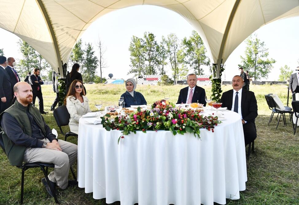 Президенты Ильхам Алиев и Реджеп Тайип Эрдоган с супругами присутствовали на показе композиции "Музыкальное наследие и карабахские кони на Джыдыр дюзю", организованном Фондом Гейдара Алиева