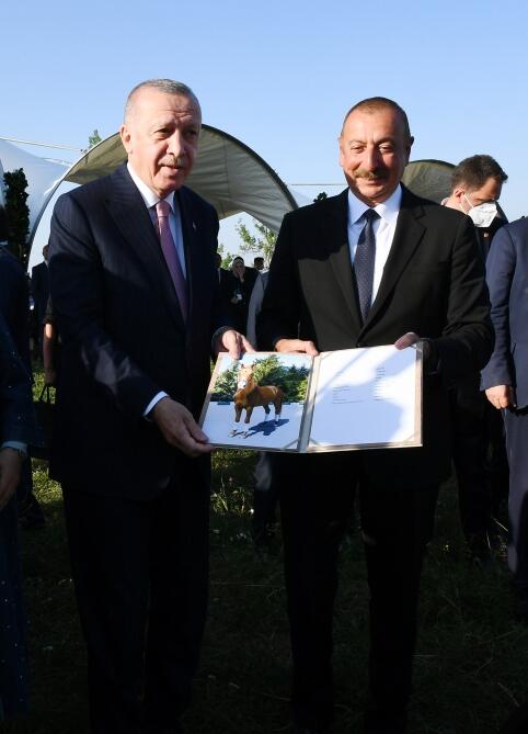 Президенты Ильхам Алиев и Реджеп Тайип Эрдоган с супругами присутствовали на показе композиции "Музыкальное наследие и карабахские кони на Джыдыр дюзю", организованном Фондом Гейдара Алиева