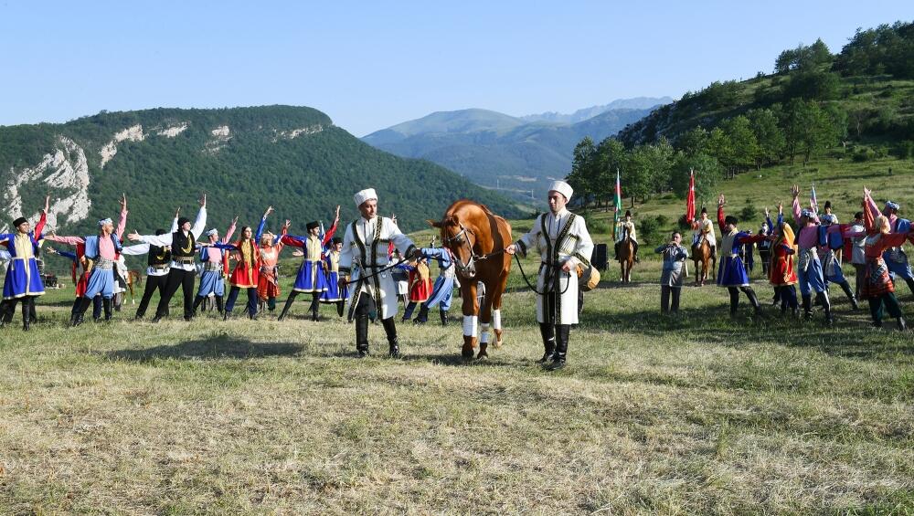 Президенты Ильхам Алиев и Реджеп Тайип Эрдоган с супругами присутствовали на показе композиции "Музыкальное наследие и карабахские кони на Джыдыр дюзю", организованном Фондом Гейдара Алиева