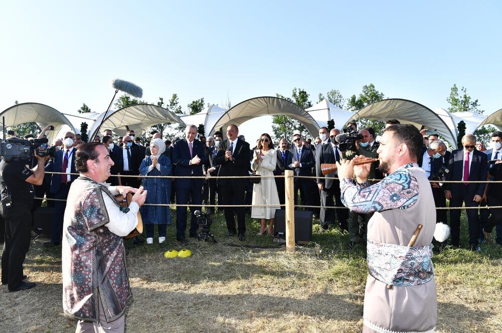 Президенты Ильхам Алиев и Реджеп Тайип Эрдоган с супругами присутствовали на показе композиции "Музыкальное наследие и карабахские кони на Джыдыр дюзю", организованном Фондом Гейдара Алиева