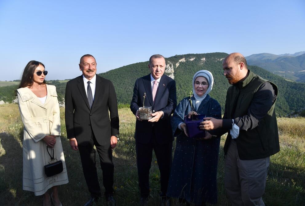 Президенты Ильхам Алиев и Реджеп Тайип Эрдоган с супругами присутствовали на показе композиции "Музыкальное наследие и карабахские кони на Джыдыр дюзю", организованном Фондом Гейдара Алиева