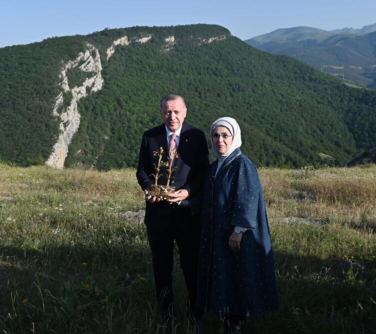 Президенты Ильхам Алиев и Реджеп Тайип Эрдоган с супругами присутствовали на показе композиции "Музыкальное наследие и карабахские кони на Джыдыр дюзю", организованном Фондом Гейдара Алиева