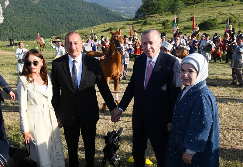 Президенты Ильхам Алиев и Реджеп Тайип Эрдоган с супругами присутствовали на показе композиции "Музыкальное наследие и карабахские кони на Джыдыр дюзю", организованном Фондом Гейдара Алиева