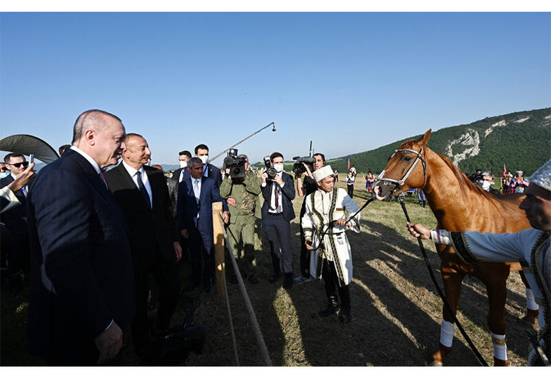 Президенту Турции подарены карабахский конь «Зафар» и композиция «Харыбюльбюль»