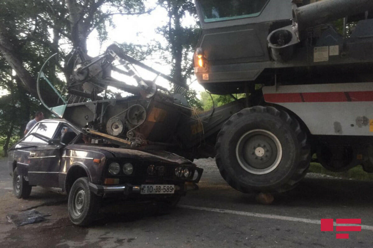 В Огузе ВАЗ врезался в комбайн,