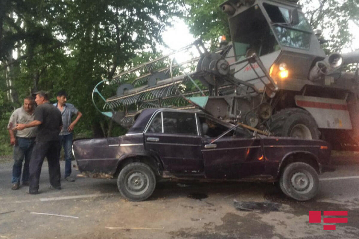 В Огузе ВАЗ врезался в комбайн,