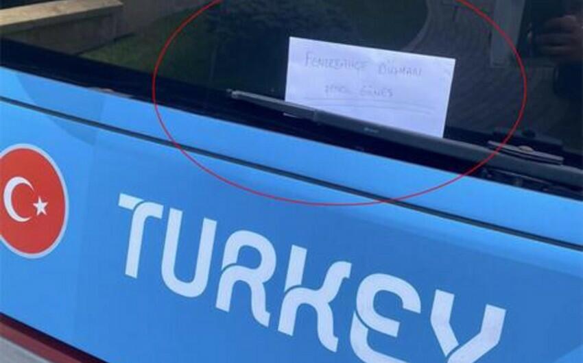 Bakıda Türkiyə millisinin avtobusuna mesaj kağızı yapışdırıldı