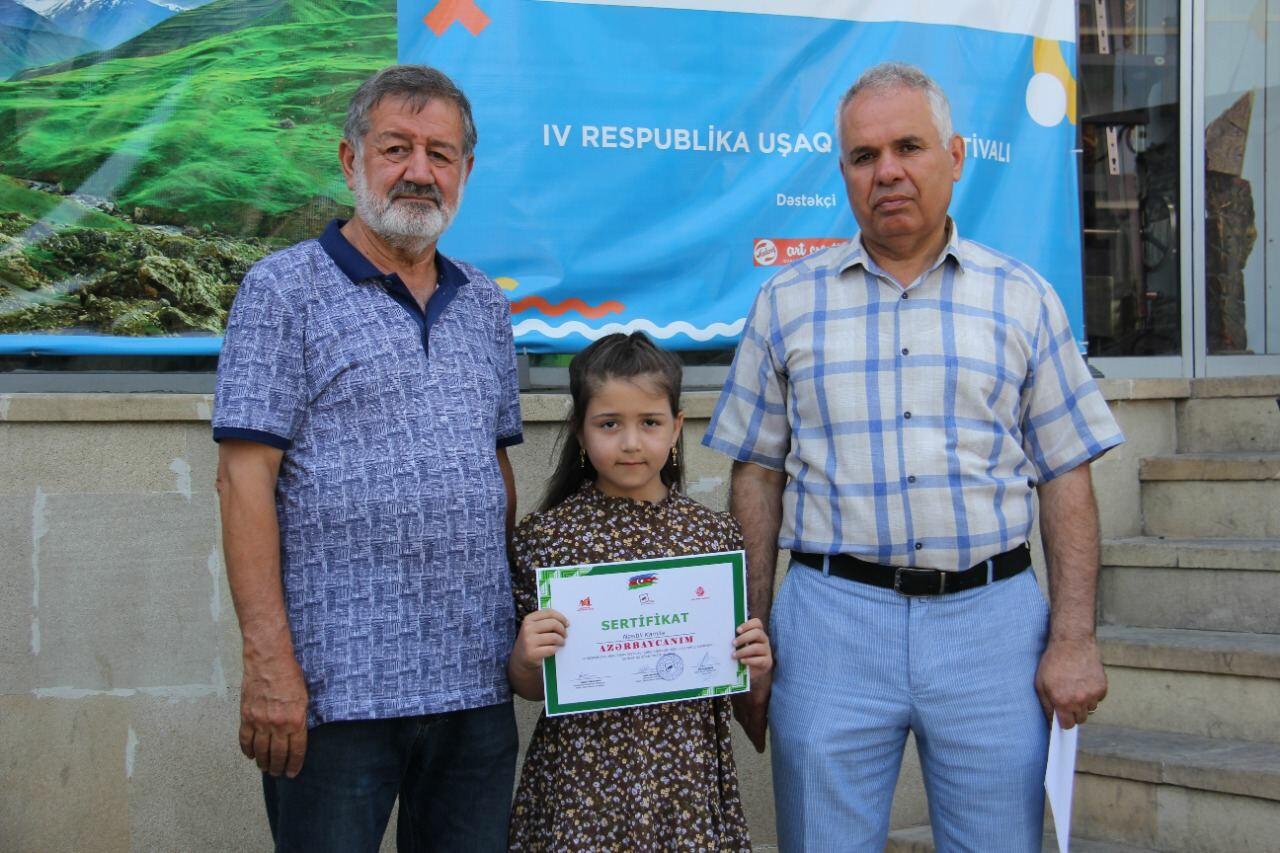 На тротуаре одной из бакинских улиц появился вернисаж