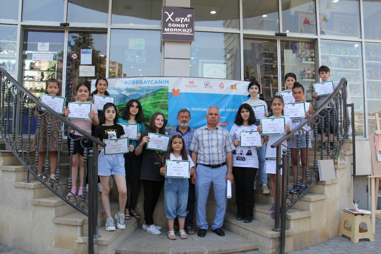 На тротуаре одной из бакинских улиц появился вернисаж