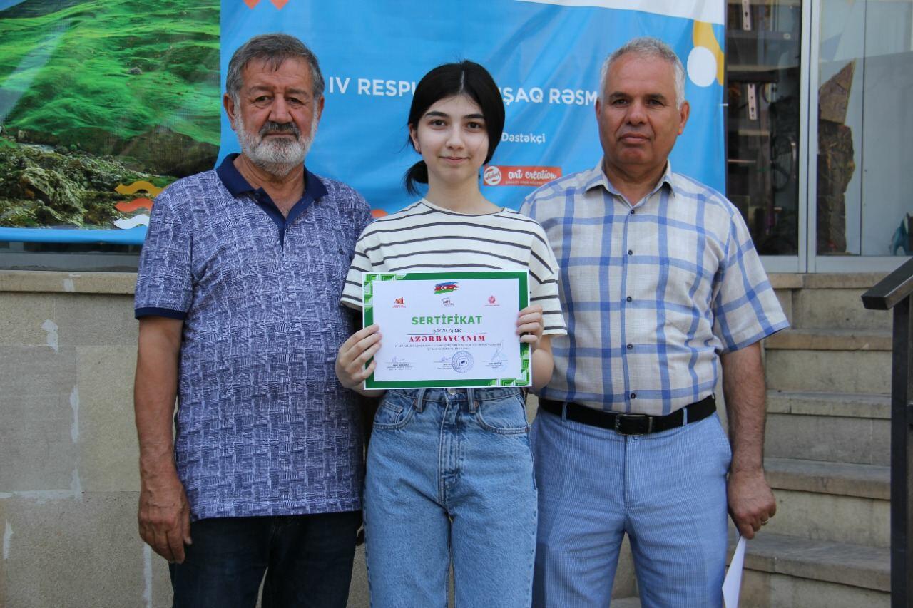 На тротуаре одной из бакинских улиц появился вернисаж