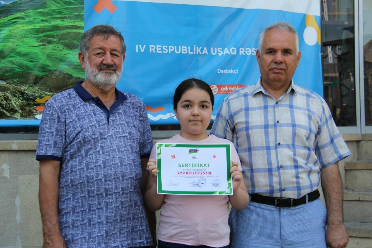 На тротуаре одной из бакинских улиц появился вернисаж
