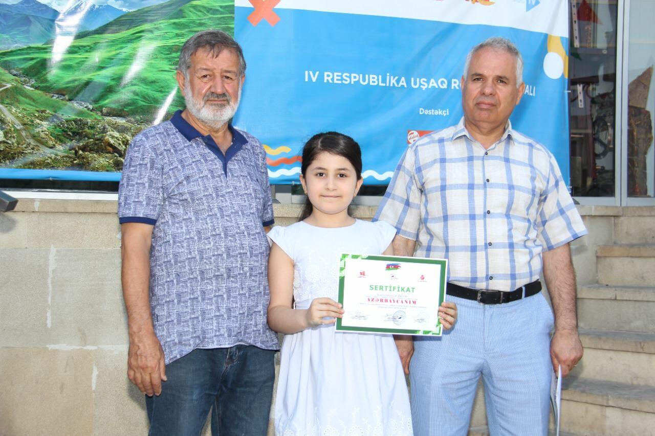 На тротуаре одной из бакинских улиц появился вернисаж
