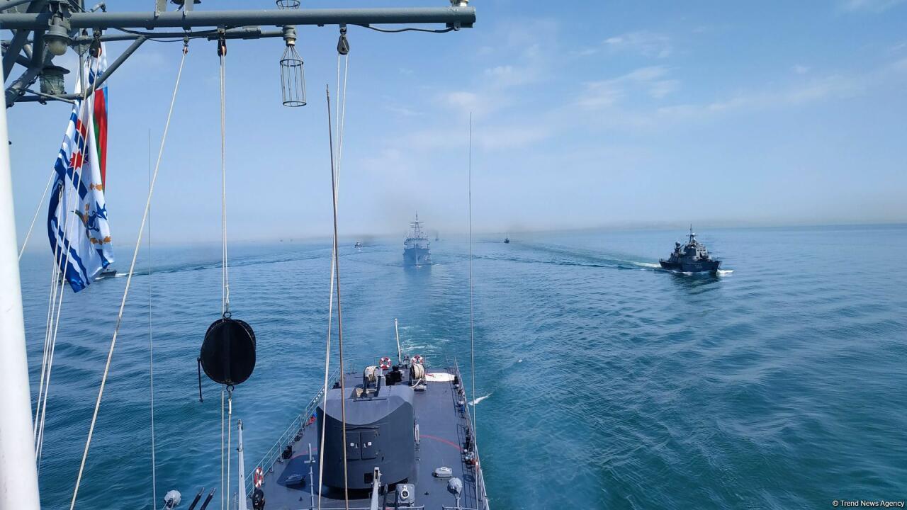 ВМС Азербайджана проводят тактические учения
