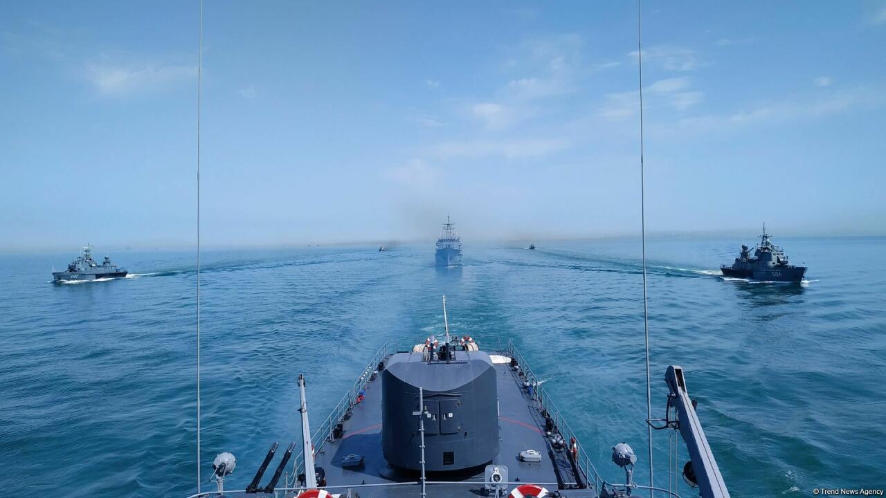 ВМС Азербайджана проводят тактические учения