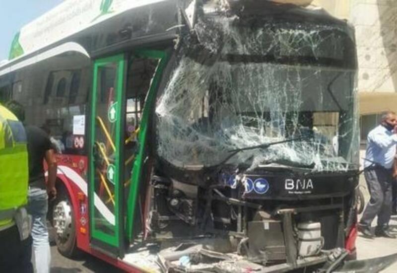 В Баку столкнулись два автобуса, есть пострадавшие