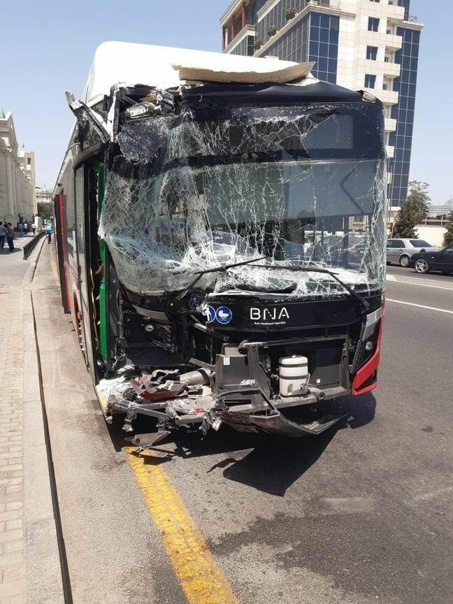 В Баку столкнулись два автобуса, есть пострадавшие