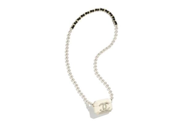 Chanel представил эксклюзивные чехлы для наушников AirPods