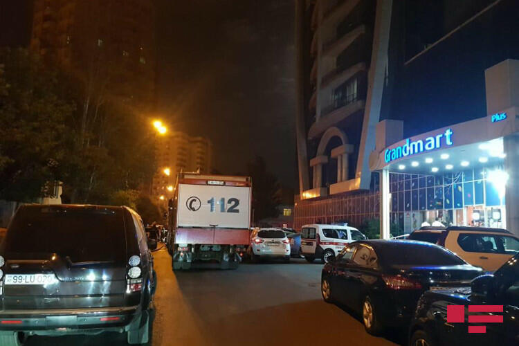 В Баку горит многоэтажное здание
