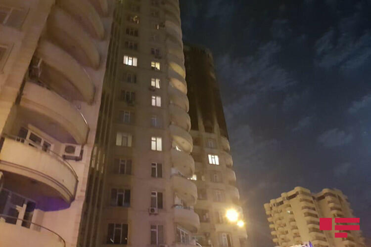 В Баку горит многоэтажное здание