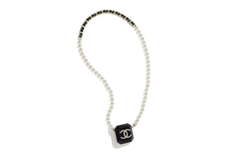 Chanel представил эксклюзивные чехлы для наушников AirPods