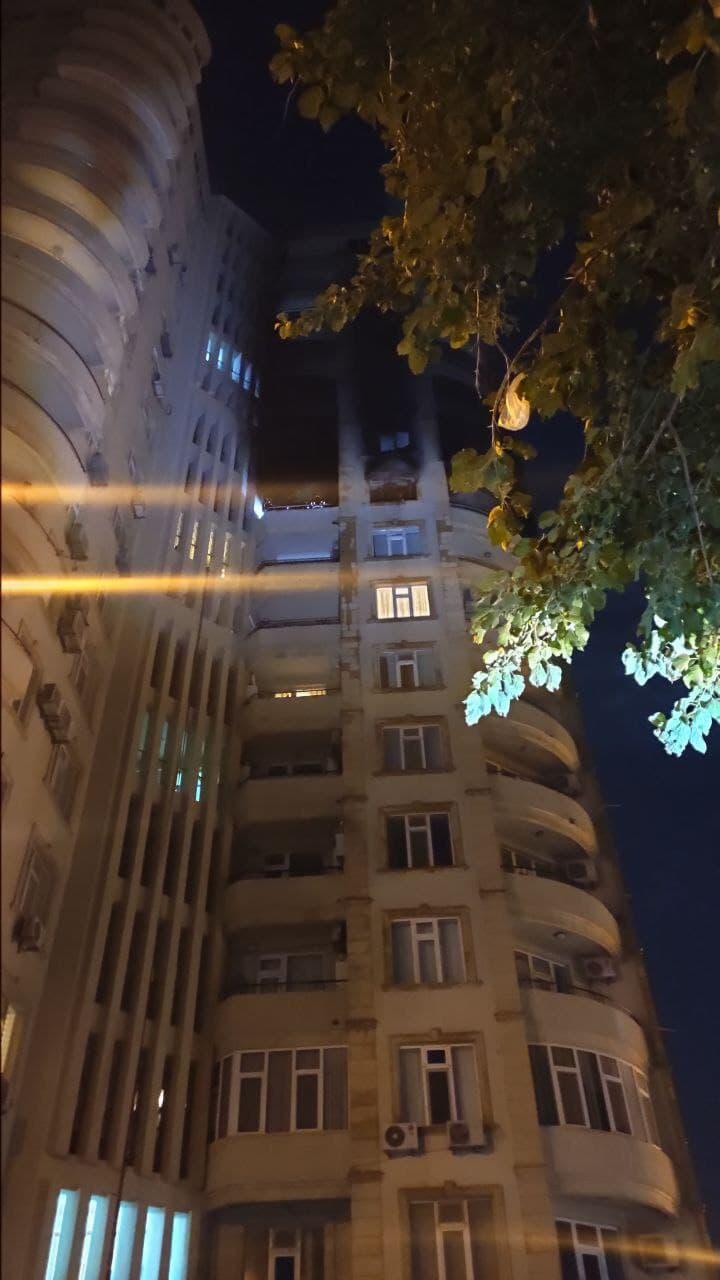 В Баку горит многоэтажное здание