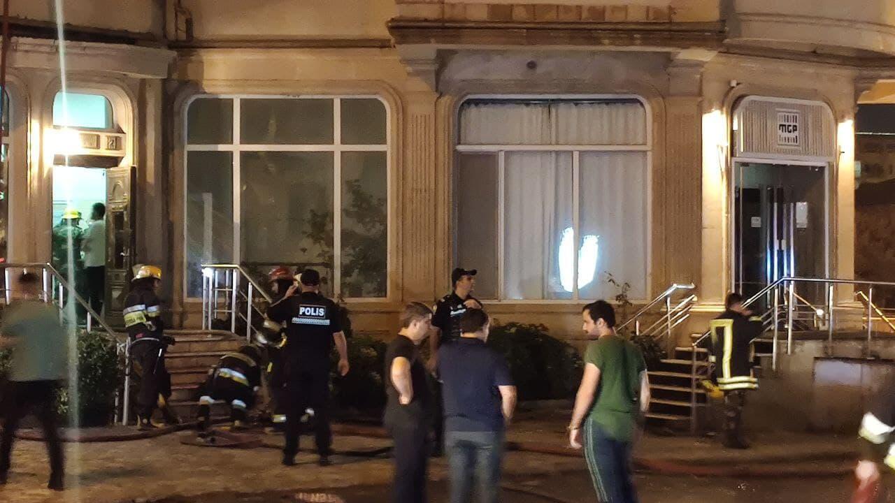 В Баку горит многоэтажное здание