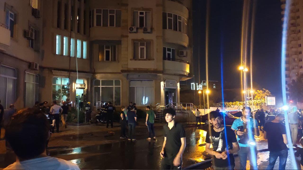 В Баку горит многоэтажное здание