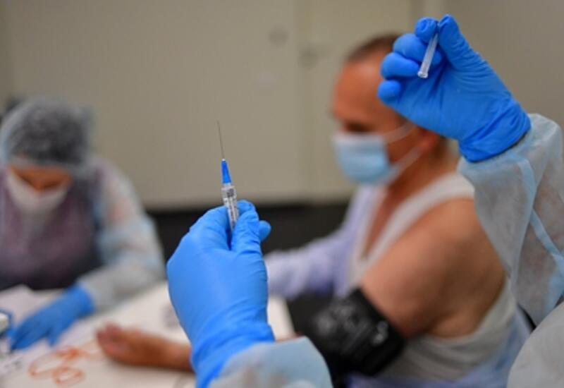 Иммунолог назвал особенности течения COVID-19 у вакцинированных