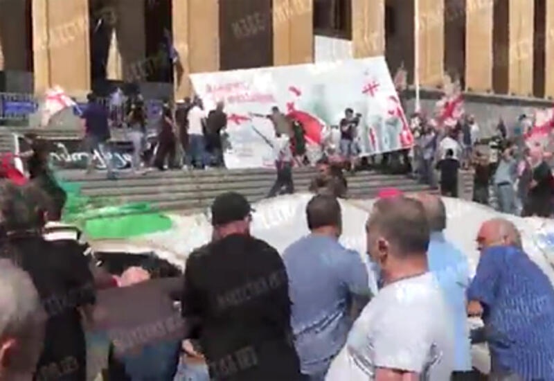 В Тбилиси противники ЛГБТ-парада ворвались в офис организаторов акции