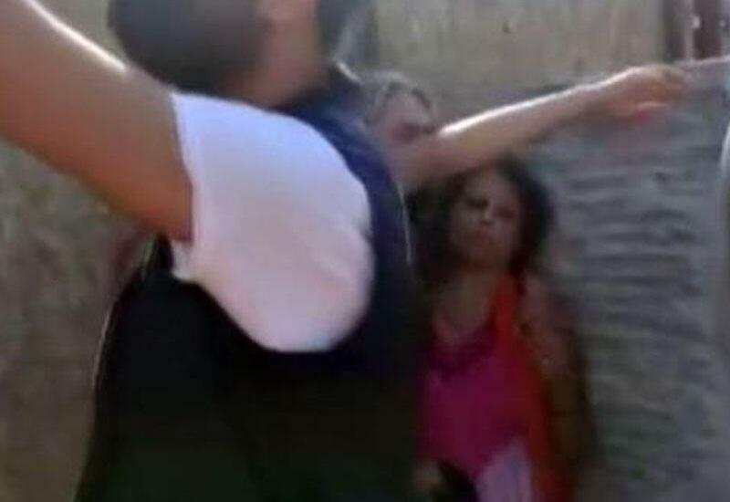 Bayrağı cıran iranlı qadın parça-parça olunmaqdan güclə qurtardı