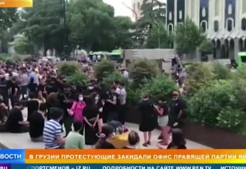 У офиса правящей партии Грузии задержали 12 человек, бросающих яйца