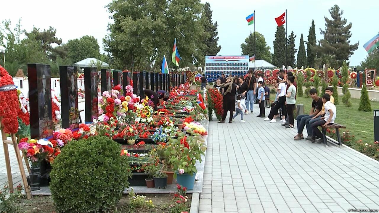 Тысячи людей пришли почтить память шехида Худаяра Юсифзаде в день его рождения